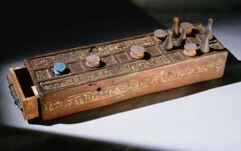 The Senet playing